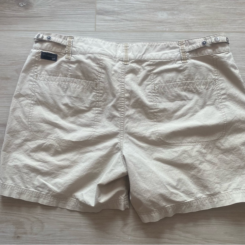 Columbia Women's Beige Cargo Hiking Shorts 12